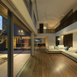 ブラックウォールナットの床と洗練された家具が調和する、落ち着きある空間。家具も大場さんが一緒に選定したという。