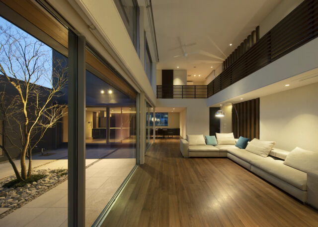 ブラックウォールナットの床と洗練された家具が調和する、落ち着きある空間。家具も大場さんが一緒に選定したという。