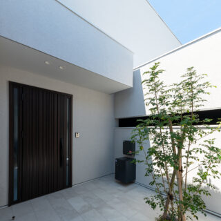 6畳以上の広さを確保した玄関前ホール。駐車場の吹き抜け部分にある横スリットで、中の気配がわかる