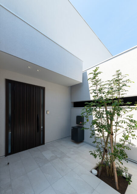 6畳以上の広さを確保した玄関前ホール。駐車場の吹き抜け部分にある横スリットで、中の気配がわかる