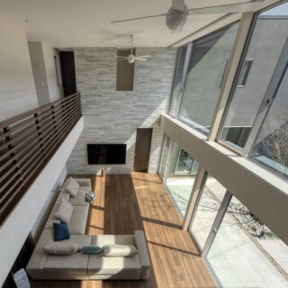 ２階の廊下は、リビングの吹き抜けを取り囲むように。圧倒的な開放感と景色の抜けを２階からも感じられる。