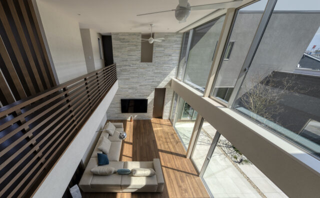 ２階の廊下は、リビングの吹き抜けを取り囲むように。圧倒的な開放感と景色の抜けを２階からも感じられる。