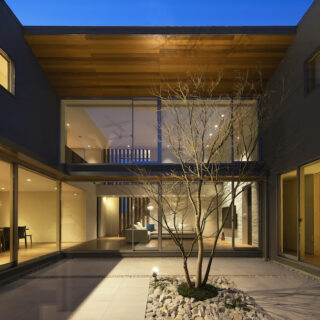 昼間は、閉じた外観とはうって変わった、明るく開放的な空間。夜は陰影が美しい落ち着きをもった空間となる中庭。この中庭を見た人は、「中にこんなにも豊かな空間があったなんて」と驚くに違いない。