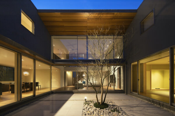 中にこんなにも豊かな空間があったなんて！ 外観からは想像もつかない開放感の洗練邸宅