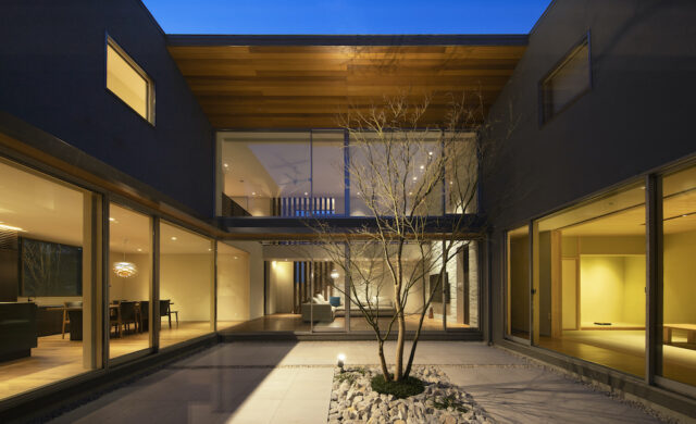 昼間は、閉じた外観とはうって変わった、明るく開放的な空間。夜は陰影が美しい落ち着きをもった空間となる中庭。この中庭を見た人は、「中にこんなにも豊かな空間があったなんて」と驚くに違いない。