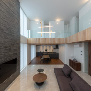 リビングの庭側（写真左側）に配置された、大きなタイル壁。強すぎる日当たりを、適度に調整できる。大理石調の床タイルは玄関から続き、空間の連続性を感じられる