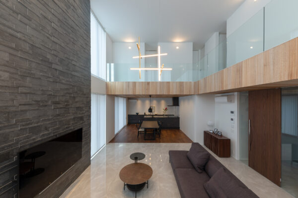 LDK36.8畳､リビング21.4畳､吹抜け5.5ｍ 大空間と巨大な壁が目を引く、木造住宅