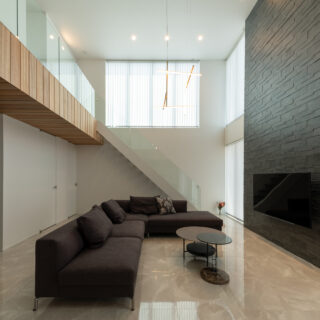 タイル壁を暗色とすることで、吹き抜け空間の高さをより強く感じられるように計算されている