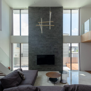 タイル壁で強すぎる光を制御しつつ、左右の窓から適度な光が差し込む。窓は上下同サイズで、それぞれに庇を設けて夏の日差しに対応している。隣家からの視線を感じないように、窓の位置も調整済みだ