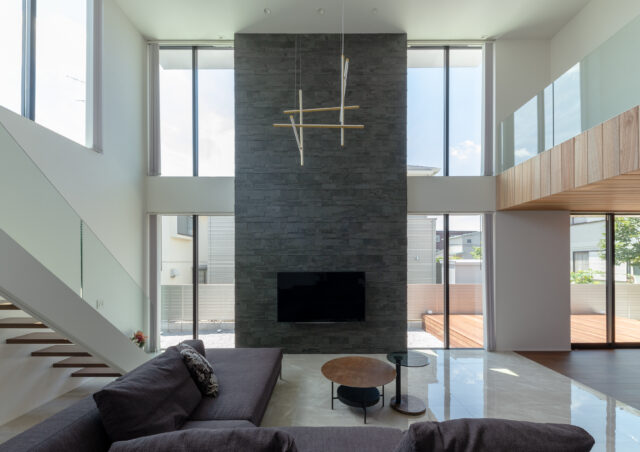 タイル壁で強すぎる光を制御しつつ、左右の窓から適度な光が差し込む。窓は上下同サイズで、それぞれに庇を設けて夏の日差しに対応している。隣家からの視線を感じないように、窓の位置も調整済みだ