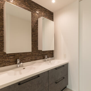 造作の洗面。お客様も使うため、洗面と脱衣室を分けてドアを設置したパブリックスペース

