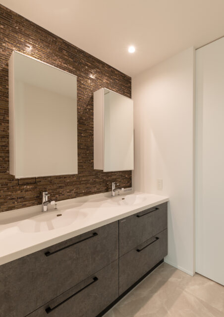 造作の洗面。お客様も使うため、洗面と脱衣室を分けてドアを設置したパブリックスペース