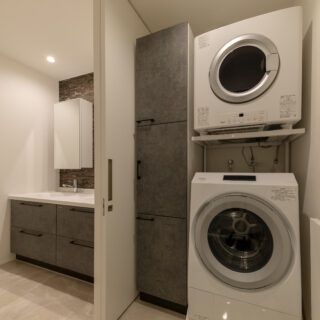 洗面の奥に配置された脱衣室。この奥にある浴室とこの場所はプライベートスペースとなる