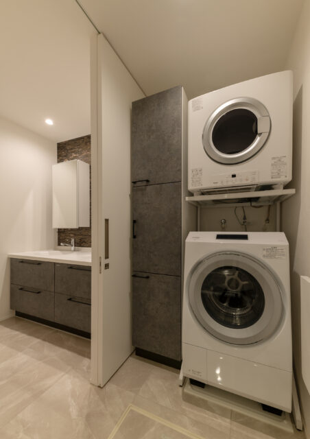 洗面の奥に配置された脱衣室。この奥にある浴室とこの場所はプライベートスペースとなる