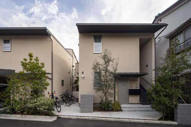 北側道路に面した部分には、賃貸住戸用のエントランス。兄棟には１部屋、妹棟には２部屋の賃貸住戸がある。真ん中には入居者専用の駐輪場も。
撮影：小川重雄