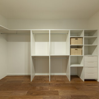 妻の衣装部屋は6.1畳。家具はすべて造作で、妻の所有しているものを確認し、それらを収納できるサイズで作った。もともとは広いWICを希望されていたが、ヒアリングの結果さらに広いスペースが良いのではと田井さんが提案し、衣装部屋となった。当然、とても満足しているそうだ