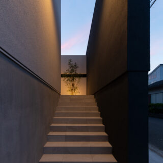階段夕景。夜間のワクワク感や気分の切り替えに効果的な照明配置も、同時に設計した
