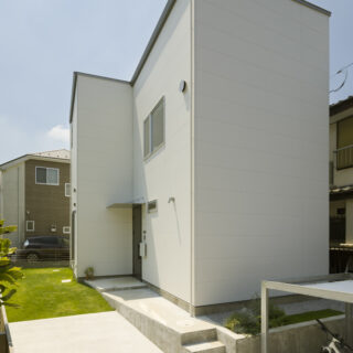 北側から見た外観。出入りはこちら側からする。軒ゼロ、さらに樋や水切りも細くしたシンプルなフォルム
