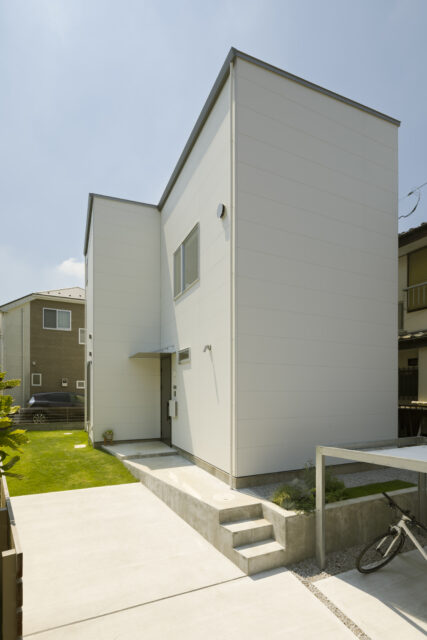 北側から見た外観。出入りはこちら側からする。軒ゼロ、さらに樋や水切りも細くしたシンプルなフォルム
