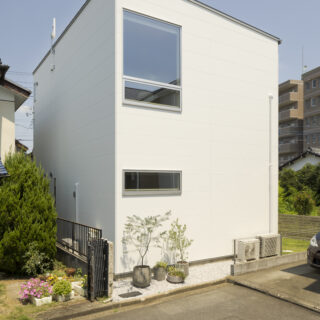 敷地の半分程度が接道する南側。旗竿のようでデメリットにも感じられるが逆手に取り、大開口を実現
