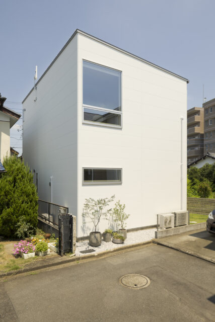 敷地の半分程度が接道する南側。旗竿のようでデメリットにも感じられるが逆手に取り、大開口を実現
