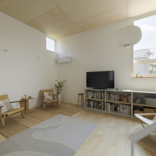 2階リビングはロフトまでの吹き抜けで天井が高く、開放的。シナ合板の天井に合わせ、グレーやグリーンをプラスし温もりに満ちたインテリアとした。明るいメープルのフローリングは幅が広めのものを採用し、空間のおおらかさを引き立てている