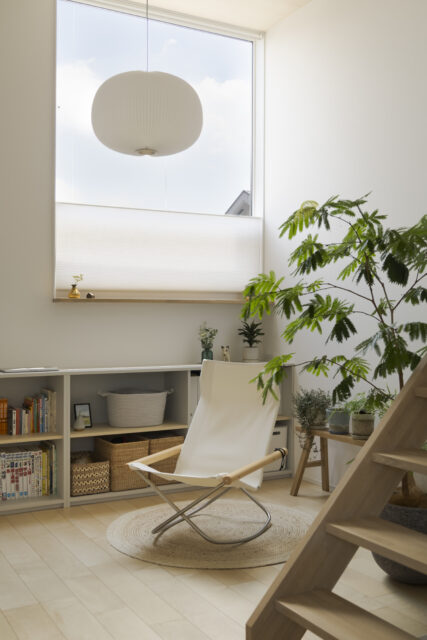 2階リビング。窓には上下に開閉自在なハニカムシェードを設置。細かいプリーツがペンダントライトとリンク