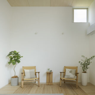 リビングには籠り感が得られる場所も。ラグに寝そべったりチェアを好きな場所に移動できたりするのも魅力