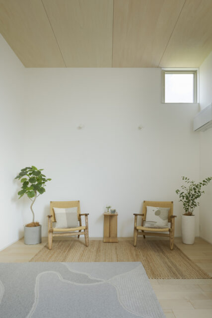 リビングには籠り感が得られる場所も。ラグに寝そべったりチェアを好きな場所に移動できたりするのも魅力