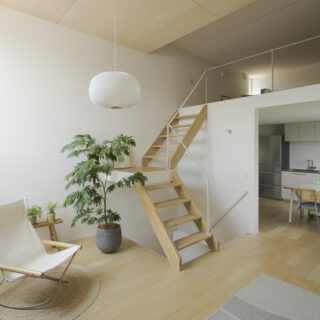 2階、LDK、ロフトまでを見渡す。ロフトへ続く階段は壁をなくし、南からの日射を1階にも届けられるように計画。踊り場を片持ちでつくり浮遊感も演出、階段もオブジェのひとつのように見せた。ロフトまで天井高を一定にせず、あえてリビング部を下げて空間を引き締めている