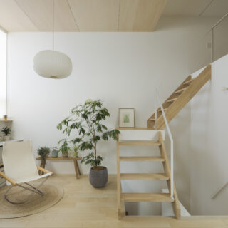 2階LDK＋ロフト。居場所が多数あるおかげで、パーティーなど人が集う場所としても申し分ない。照明はインテリアのポイントになるペンダントライト以外は壁面に設置。間接照明を使用したような雰囲気が得られる。ペンダントライトも調光可能なものを取り入れた