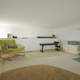 ロフト。天井高140cmで、使い勝手がよい。「縫物やパソコン作業時に没頭できます」と尚子さん。1階の寝室を子ども部屋とした後は、ロフトを夫妻の寝室とする予定。さらにお子さまが独立された後は2人が1階へ移動し、ここは収納に。長い目で計画しゆとりある広さを実現