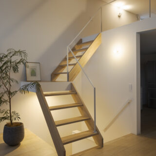 2階、リビングからロフトを見る。昼間は2階から光が落ちるが、夜間は下から光が浮かび上がりムードがある