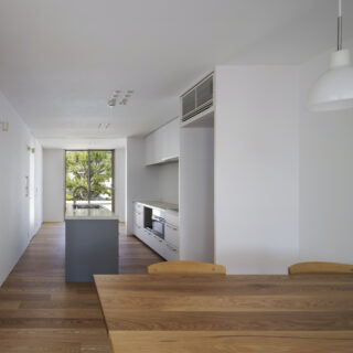 縦長のLDKにおいても十分な作業スペースを確保できるⅡ型キッチンを採用。西側に設けたパントリーは存在感を限りなく消すため、扉があると一見分からないほどフラットに仕上げた