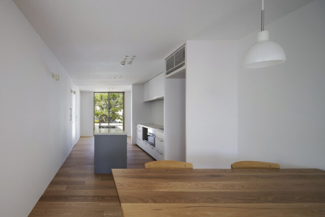 縦長のLDKにおいても十分な作業スペースを確保できるⅡ型キッチンを採用。西側に設けたパントリーは存在感を限りなく消すため、扉があると一見分からないほどフラットに仕上げた
