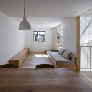 折上天井による縦への広がりや階段室との緩やかなつながりによって、面積以上のゆとりを感じられるリビング。TVボード・ソファ・ダイニングテーブルいずれも造作で設えた