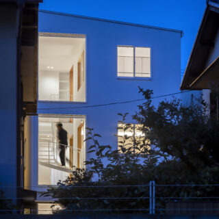 南面に開口を設けているものの、隣家と程よい距離があるため、外からの視線をそこまで気にせず過ごせるそう。窓からこぼれる生活の灯りが、住宅街の中に自然に溶け込んでいる