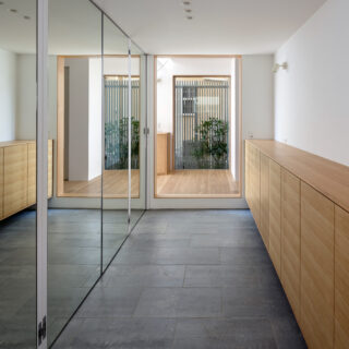 1階フロアに奥様の衣装部屋を設置。「使わない時は存在感を消せる姿見がほしい」というオーダーを受け、引き戸をくるりと回転させると一面が鏡に変わるギミックを提案した