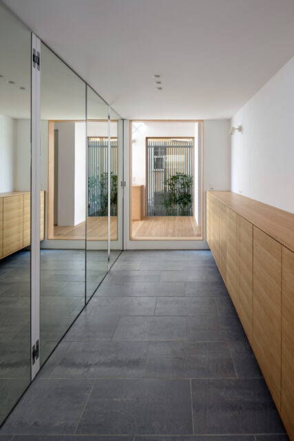 1階フロアに奥様の衣装部屋を設置。「使わない時は存在感を消せる姿見がほしい」というオーダーを受け、引き戸をくるりと回転させると一面が鏡に変わるギミックを提案した