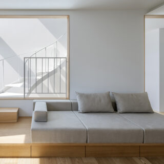 2階リビングを通って主寝室と子ども部屋がある3階へ。ステップを上がり段差を越えて階段へと足を踏み出す瞬間、光溜まりの吹抜けに飛び込んでいくような感覚が味わえる