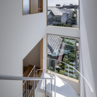 一段下がった敷地南側には斜線制限で今以上に高い建物が建たないことを見抜き、大胆に開口を設けて抜け感と採光を確保。真夏はロールスクリーンを下ろすこともできる