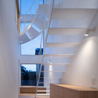 縦に3つ連なる窓は、外の景色をダイナミックに切り取るフレームでもある。夕暮れ時、視界に映る空の色のグラデーションは、思わず立ち止まって見惚れるほどに美しい