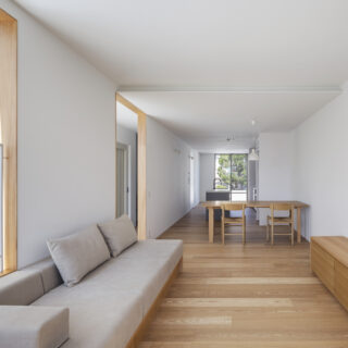 長手方向の南北にすっきりと抜けるLDK。北側のお宅の庭にある立派な樹木を借景として最大限活かせるよう、腰窓ではなくハイサッシの掃き出し窓を採用したのもこだわりだ