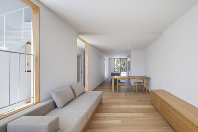 長手方向の南北にすっきりと抜けるLDK。北側のお宅の庭にある立派な樹木を借景として最大限活かせるよう、腰窓ではなくハイサッシの掃き出し窓を採用したのもこだわりだ
