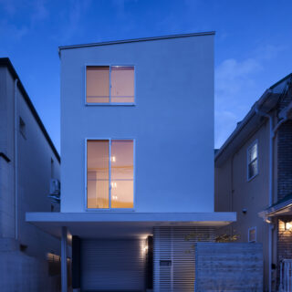 外構の照明計画は「眩しくない、主張しすぎない」がお二人のモットー。「あくまで自然であることを意識し『必要最小限の光量で照らしましょう』とご提案しました」と足立さん