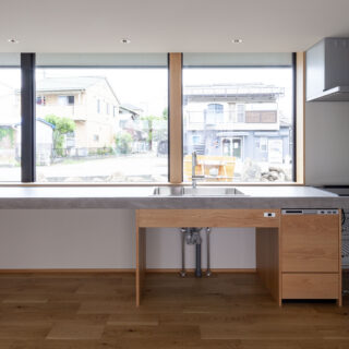 キッチンはオリジナルを造作。見せる収納も楽しめる大きなカウンターは、モルタル調でデザイン性が高く、強度もあるモールテックスで仕上げている。カウンターの一部はパソコン作業やお子さんの勉強で使うことも想定し、椅子を置ける余白を取ってコンセントも設置した
