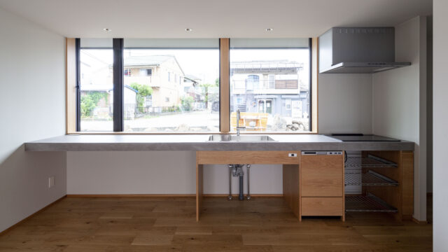 キッチンはオリジナルを造作。見せる収納も楽しめる大きなカウンターは、モルタル調でデザイン性が高く、強度もあるモールテックスで仕上げている。カウンターの一部はパソコン作業やお子さんの勉強で使うことも想定し、椅子を置ける余白を取ってコンセントも設置した