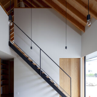 階段の傾斜は、勾配天井の角度とほぼ同じになるようにデザイン。洗練されたオブジェのような仕上がり