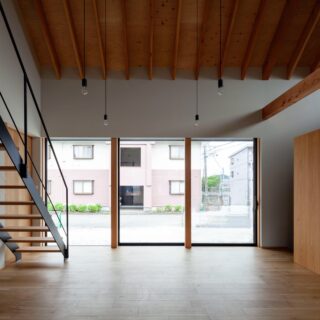 1階のLDKには南の庭に向かった大開口が。奥村さんは木柱などで窓枠の存在感を極力消し、カーテン類もすっきりしまい込めるようにデザイン。境界が曖昧になって屋外との一体感が増し、庭の景色をストレートに楽しめる