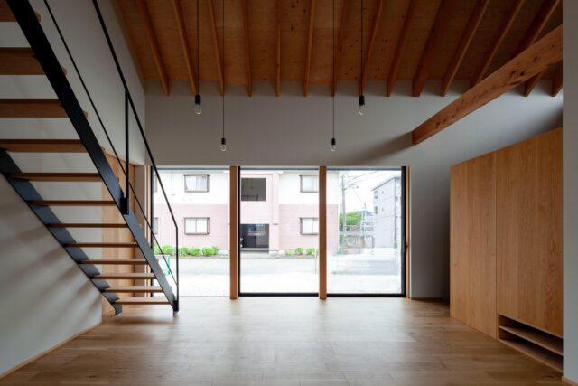 1階のLDKには南の庭に向かった大開口が。奥村さんは木柱などで窓枠の存在感を極力消し、カーテン類もすっきりしまい込めるようにデザイン。境界が曖昧になって屋外との一体感が増し、庭の景色をストレートに楽しめる